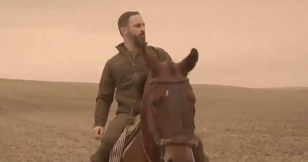 Foto: Santiago Abascal, a caballo en un vídeo promocional de Vox.
