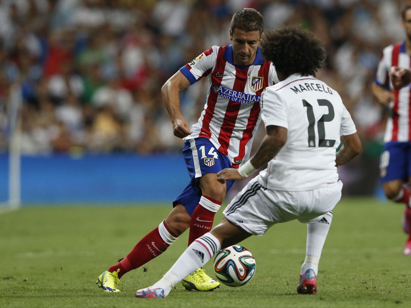 Marcelo defiende a Gabi en la final de la Champions. (Reuters) 