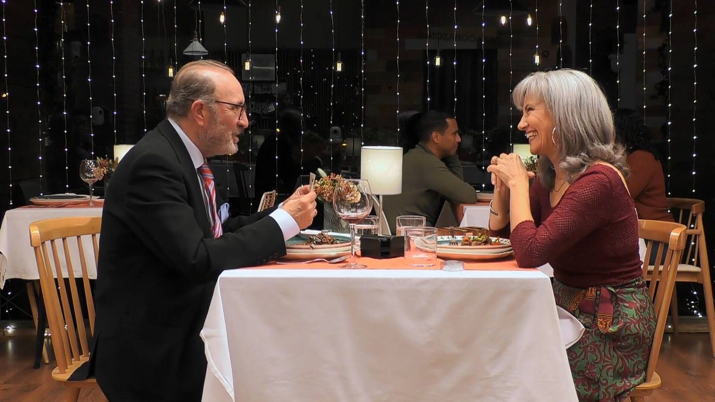 Manuel y África se conocen en el restaurante de 'First Dates'. (Mediaset)