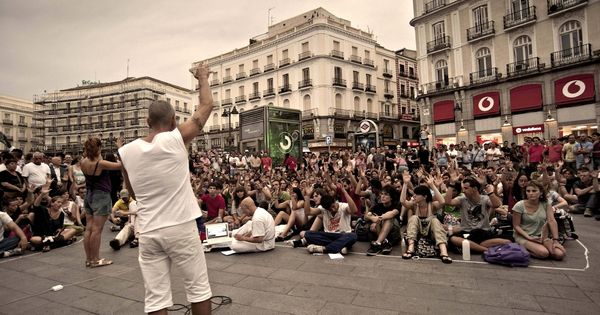Foto: Cientos de indignados asisten a la asamblea general del movimiento 15-M en el año 2011. (EFE)