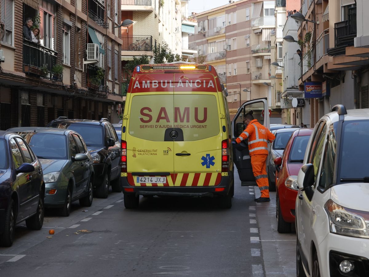 Foto: Imagen de archivo de una ambulancia. (EFE/Juan Carlos Cárdenas)