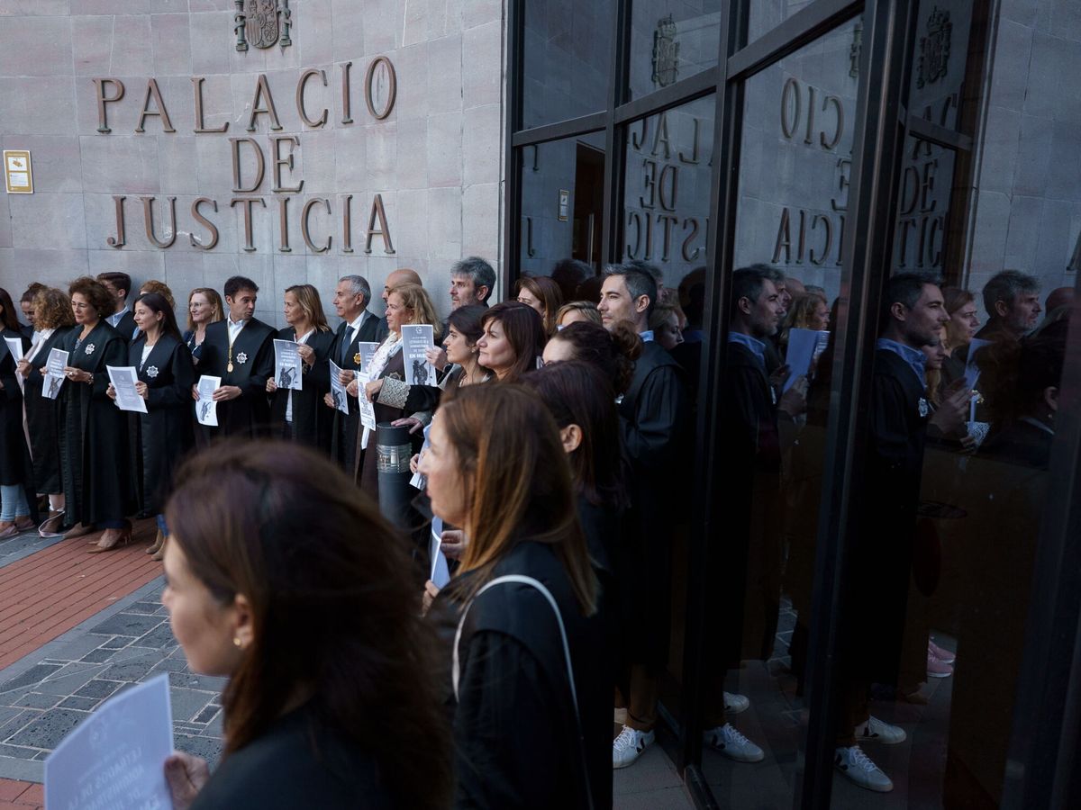 Foto: Huelga del cuerpo de los Letrados de la Administración de Justicia en noviembre de 2022. (EFE/Ramón de la Rocha)