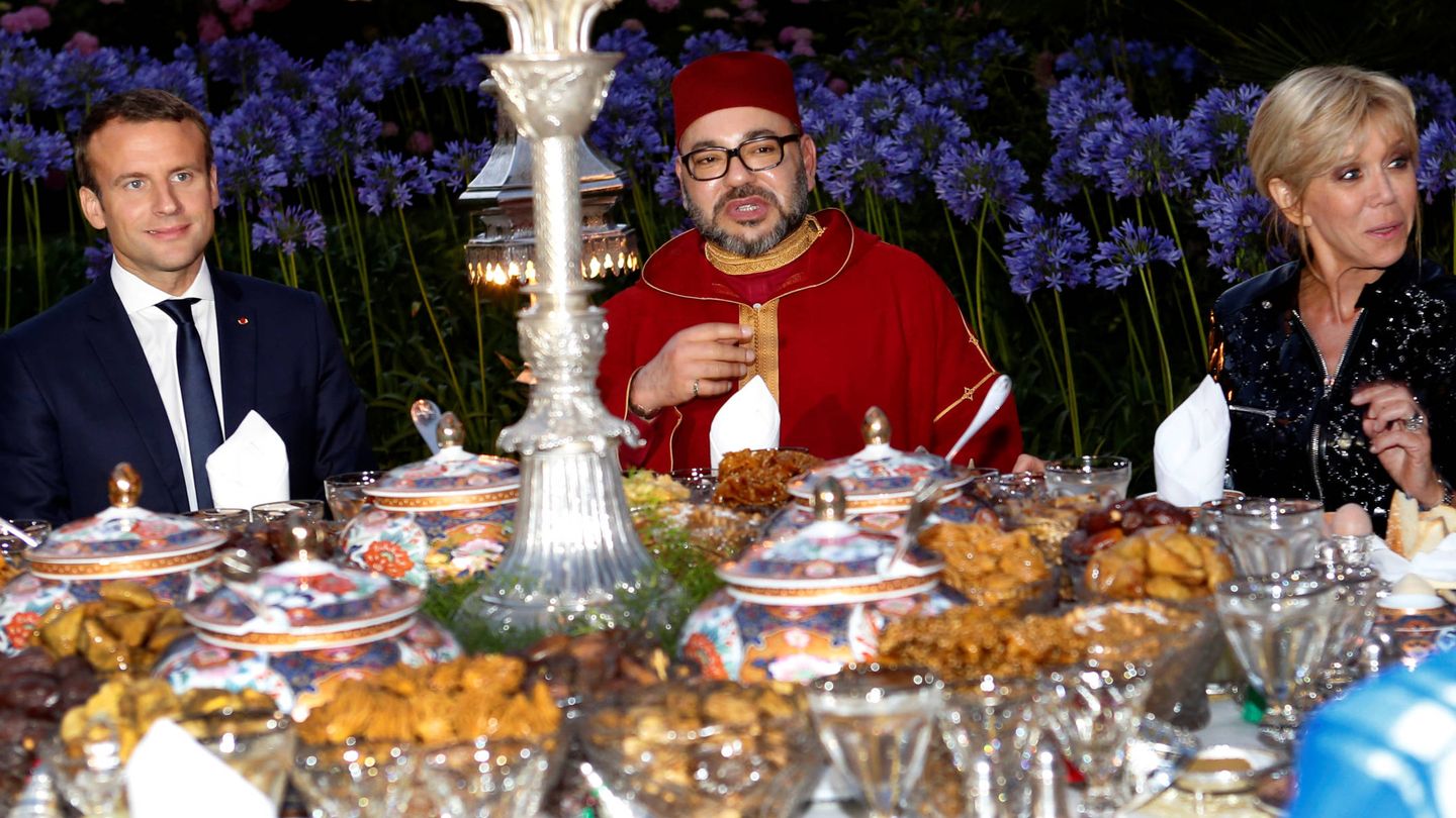 Mohamed VI y Emmanuel Macron durante la cena del Iftar, en Rabat. (Reuters)  