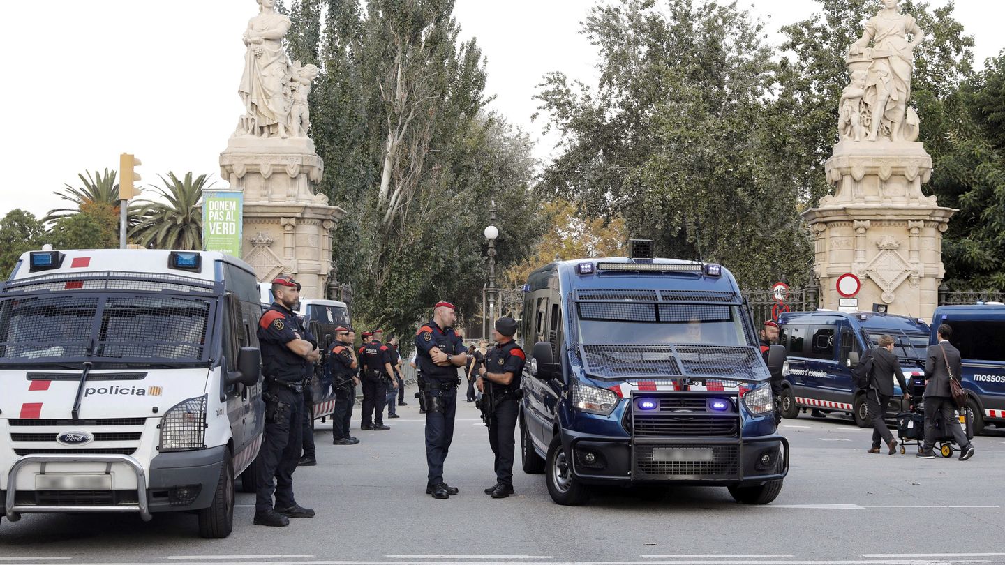 Los Mossos d'Esquadra vigilan y protegen la entrada principal del parque de la Ciutadella. (EFE)