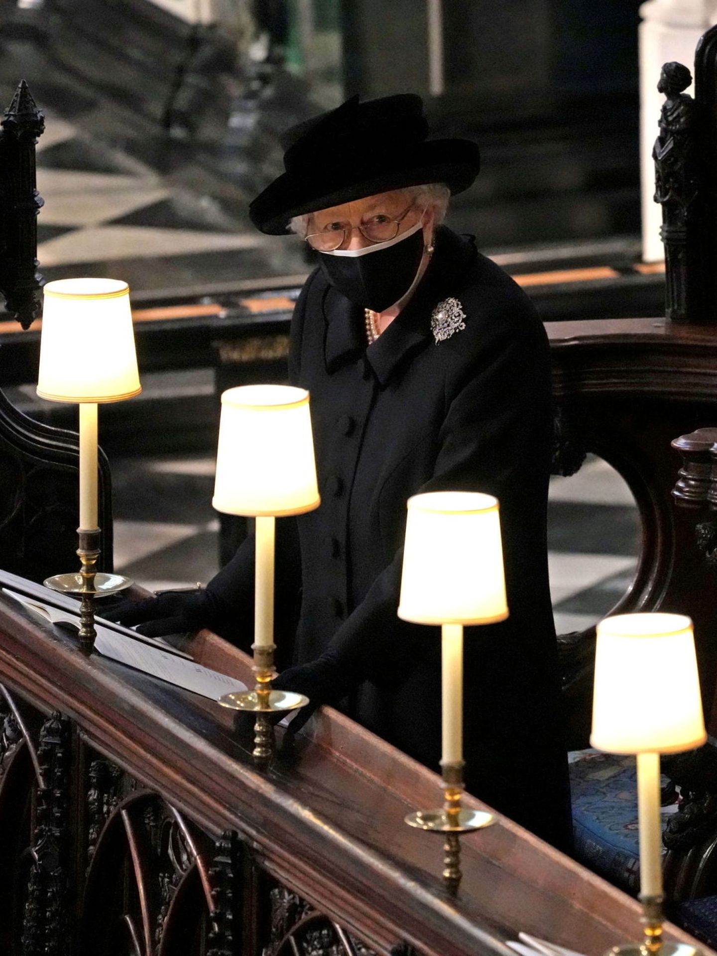 La reina Isabel, en el funeral de su marido. (Reuters/Pool/Yui Mok)