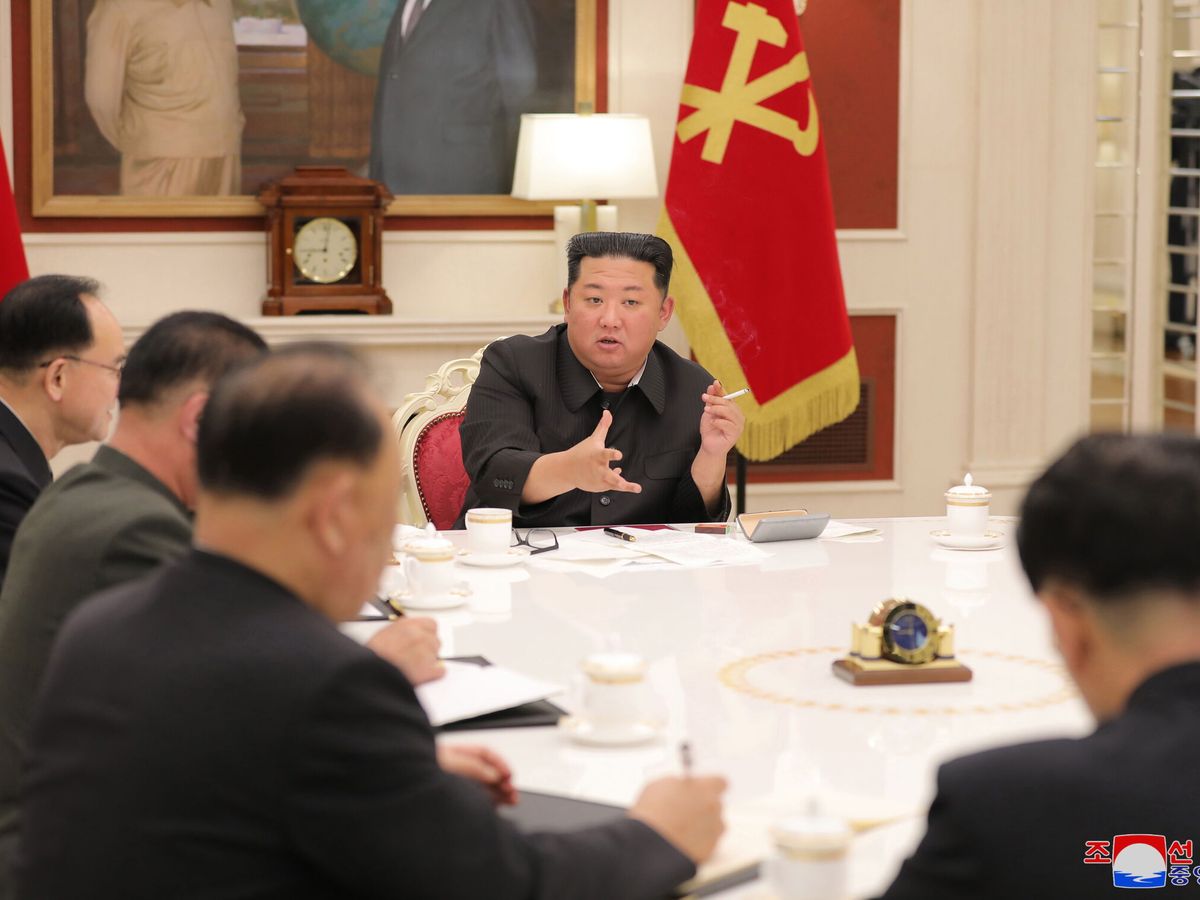Foto: Kim Jong-un, con su gabinete. (EFE/EPA/KCNA)