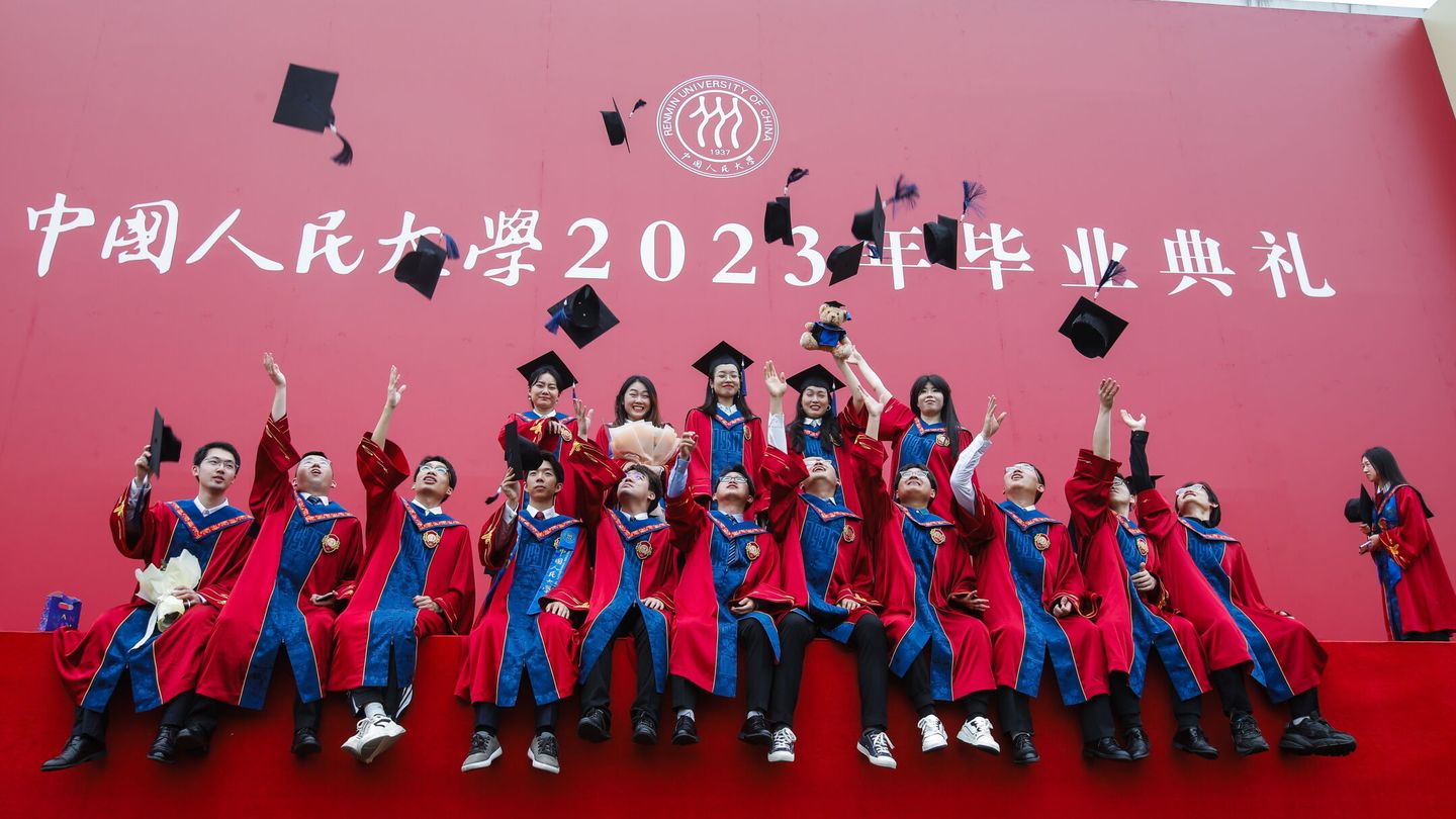 Los graduados lanzan sus gorras. (EFE/Wu Hao) 