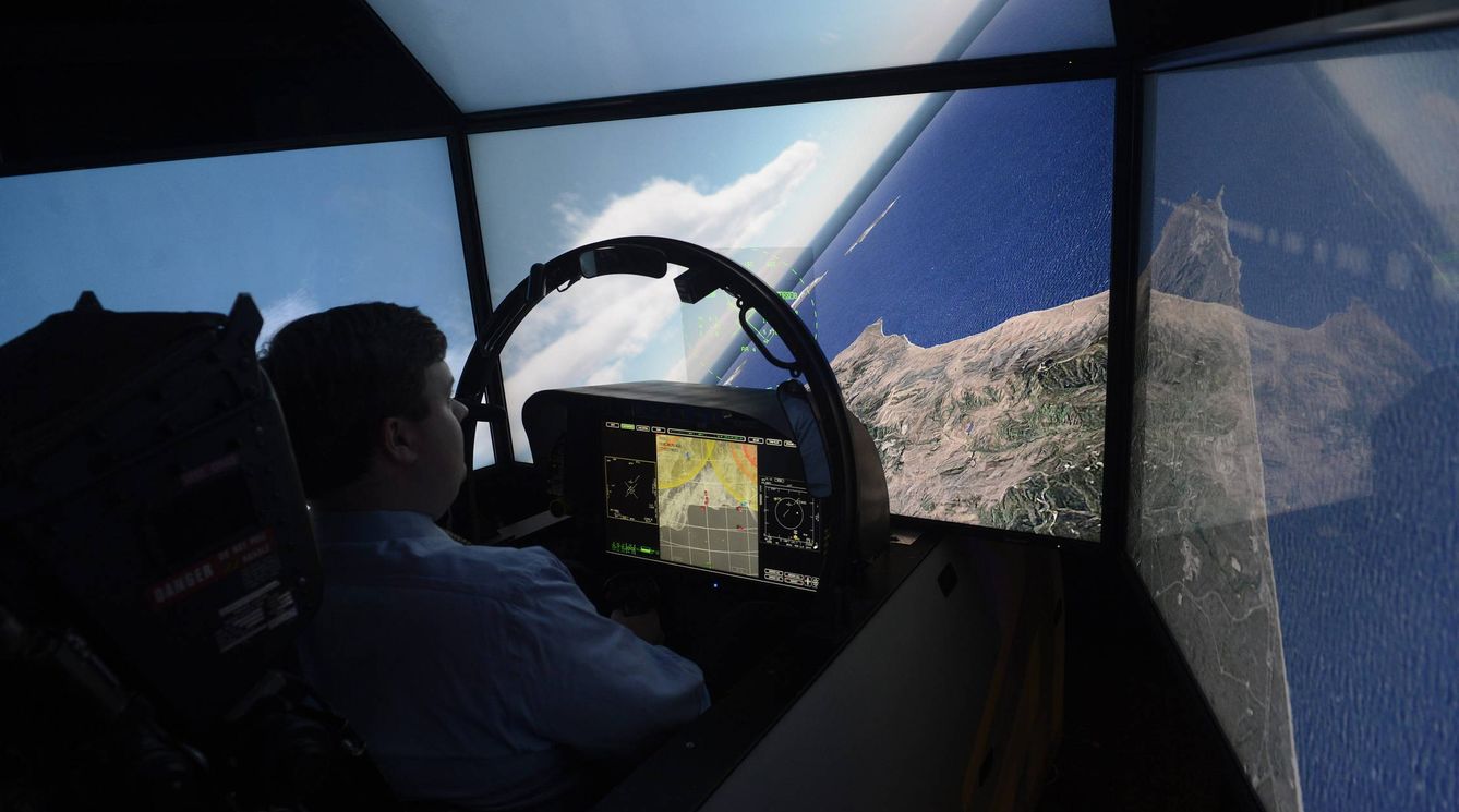 Simulador de vuelo del avión de combate Boeing F/A-18E/F Super Hornet . (Efe)
