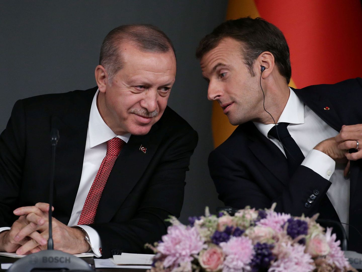 Macron charla con Erdogan durante una cumbre internacional. (Reuters)
