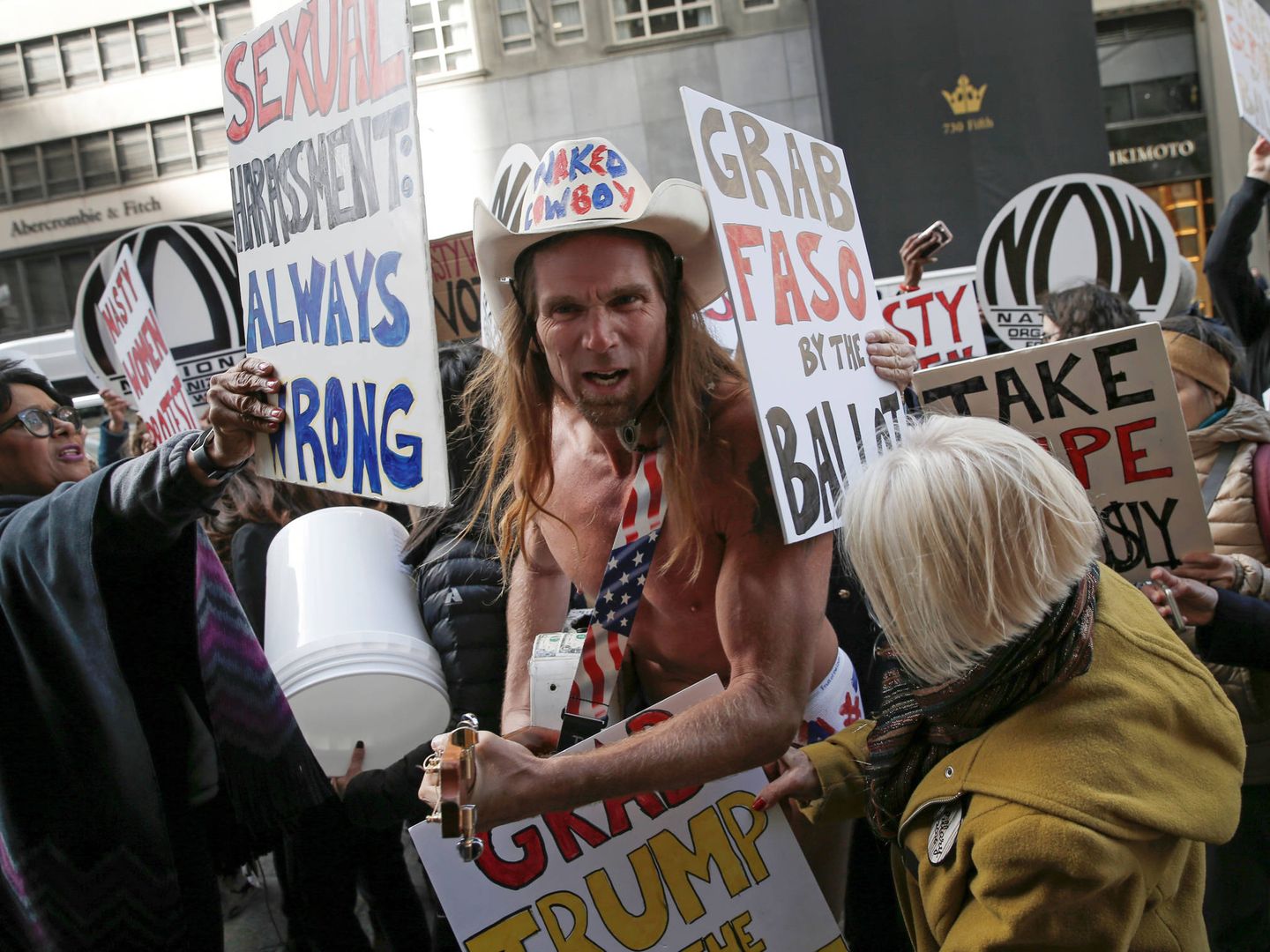 Un grupo de opositores al presidente Trump rodea a Robert Burck, simpatizantes del presidente, durante una protesta en Nueva York. (Reuters)