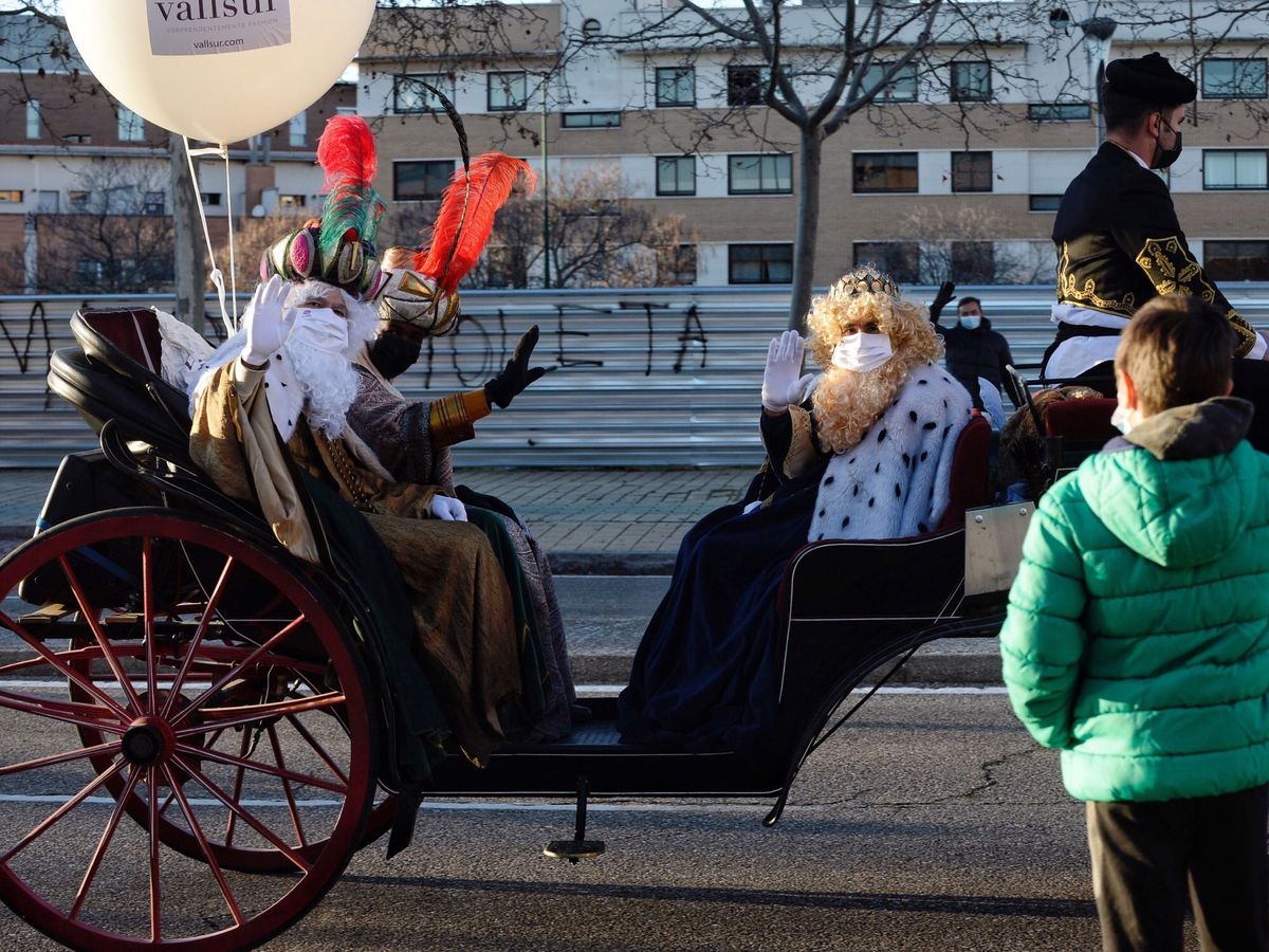 Foto: Los tres Reyes Magos pasearon las pasadas Navidades por las calles de Valladolid con mascarilla. (EFE)