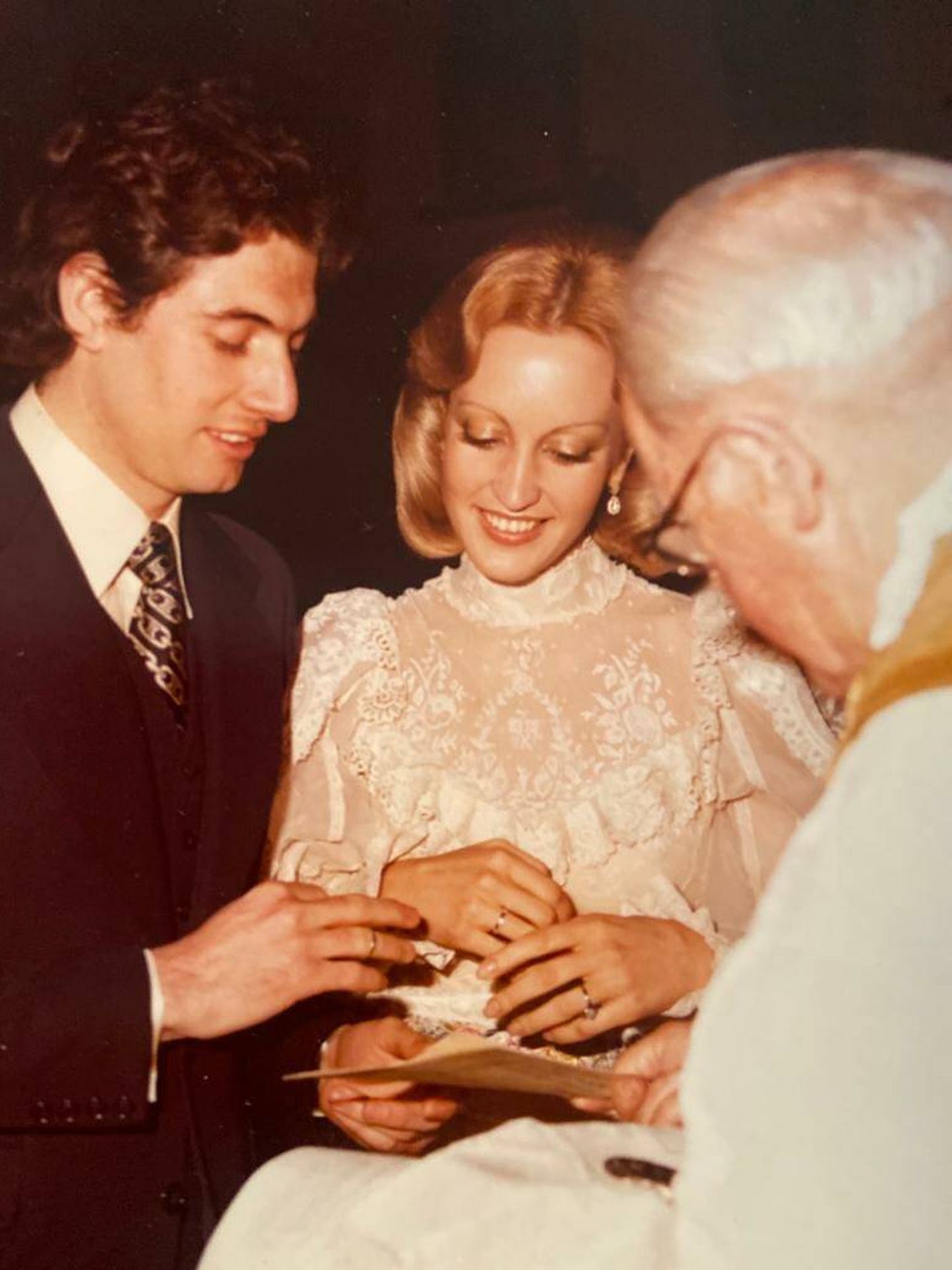 Carmen Lomana y Guillermo Capdevila el día de su boda. (Cortesía)