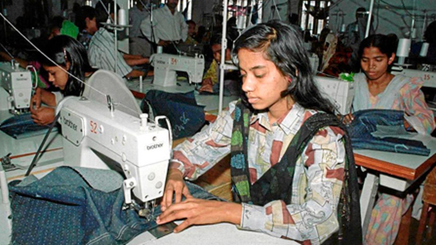 Mujeres trabajando en un taller textil en Bangladesh. (Reuters)