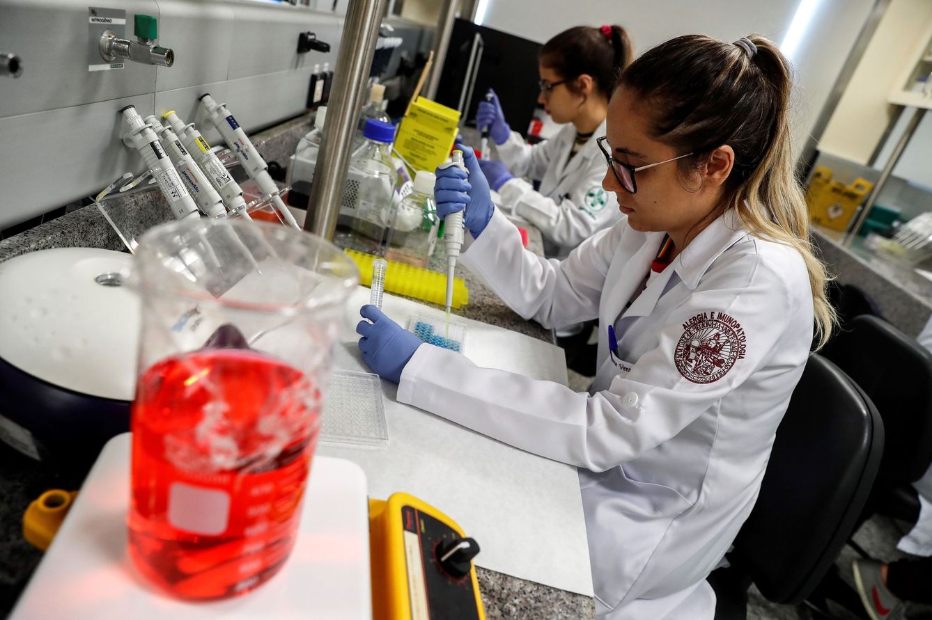 Científicas en un laboratorio brasileño que investiga una vacuna contra el Covid-19. (EFE)