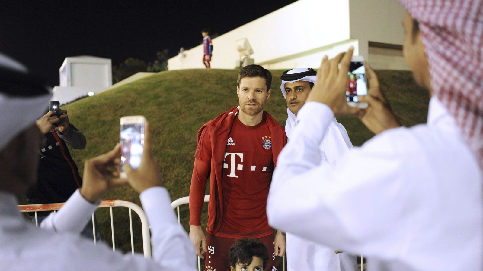 Foto: Xabi Alonso es fotografiado en Doha por aficionados. (EFE)