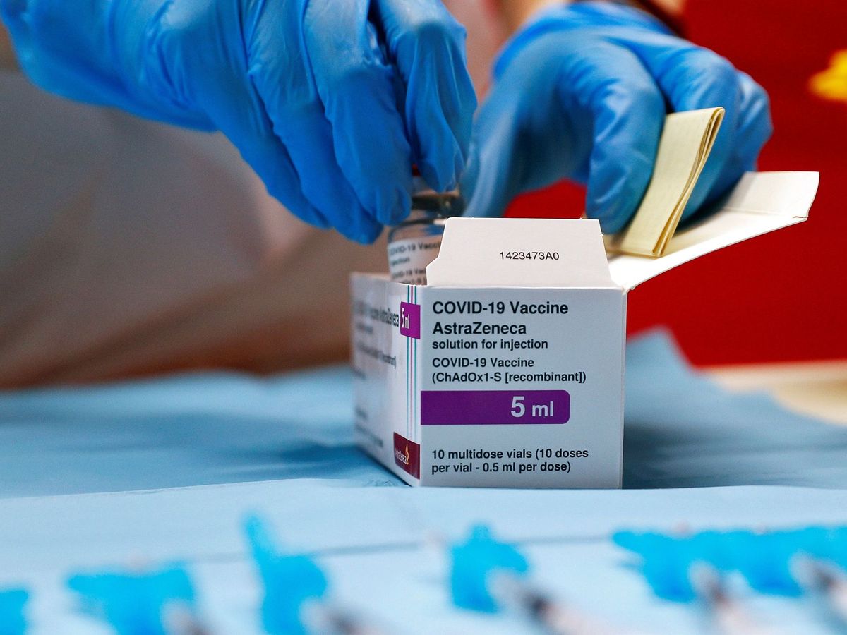 Foto: AstraZeneca cambia el nombre de su vacuna contra el covid-19 a 'Vaxzevria'. (EFE)