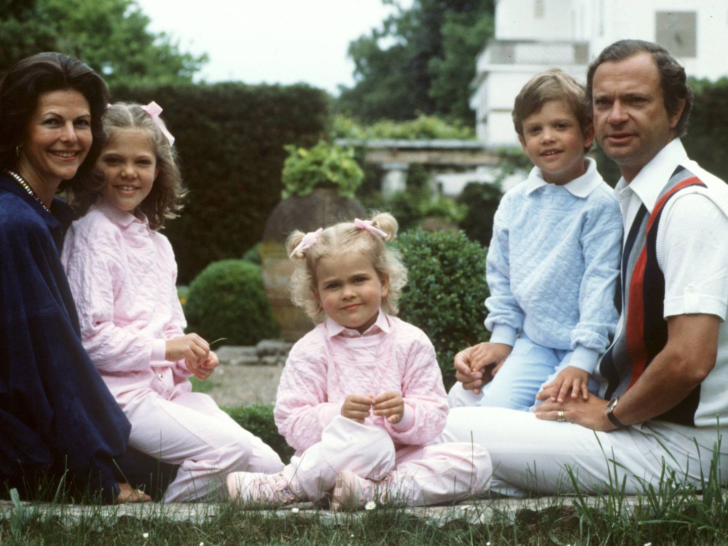 Los reyes Carlos Gustavo y Silvia de Suecia con sus tres hijos: Victoria, Magdalena y Carlos Felipe, en Solliden. (CP) 