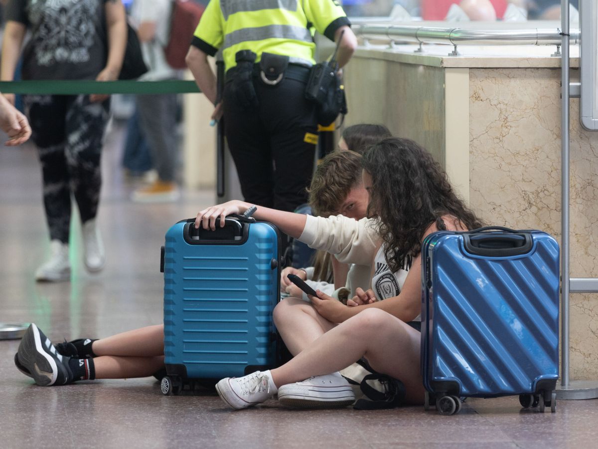 Foto: Dos viajeros esperando en la estación de Chamartín, en Madrid. (Europa Press/Eduardo Parra)