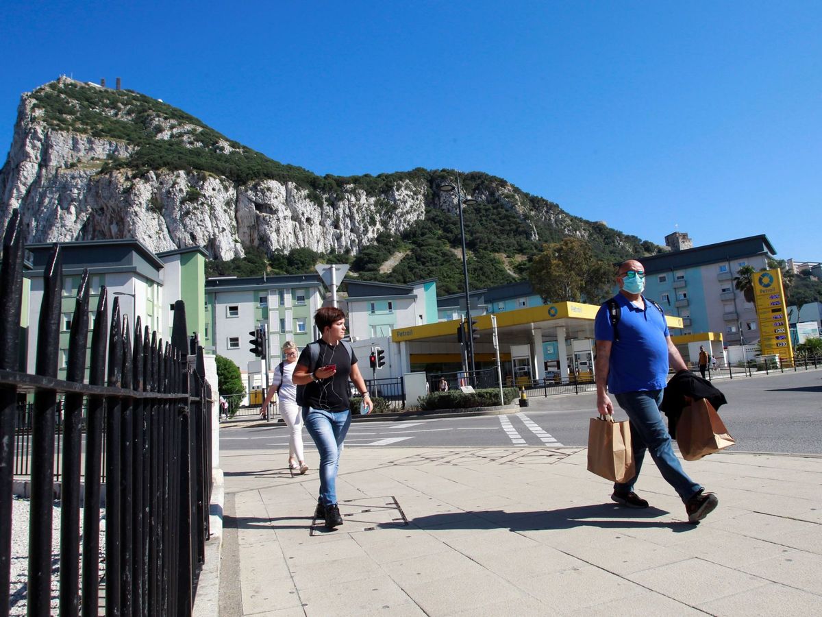 Foto: Varias personas caminan por Gibraltar (EFE)