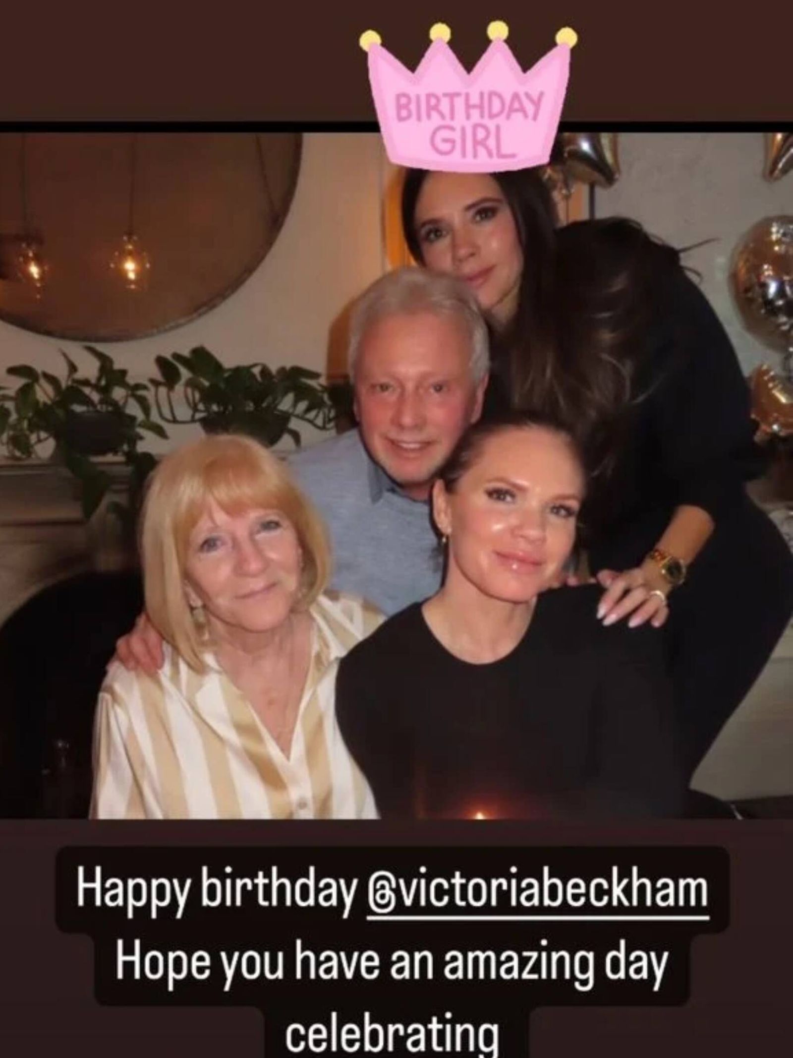 Victoria Beckham junto a su hermana Louise y sus padres. (Instagram/victoriabeckham)