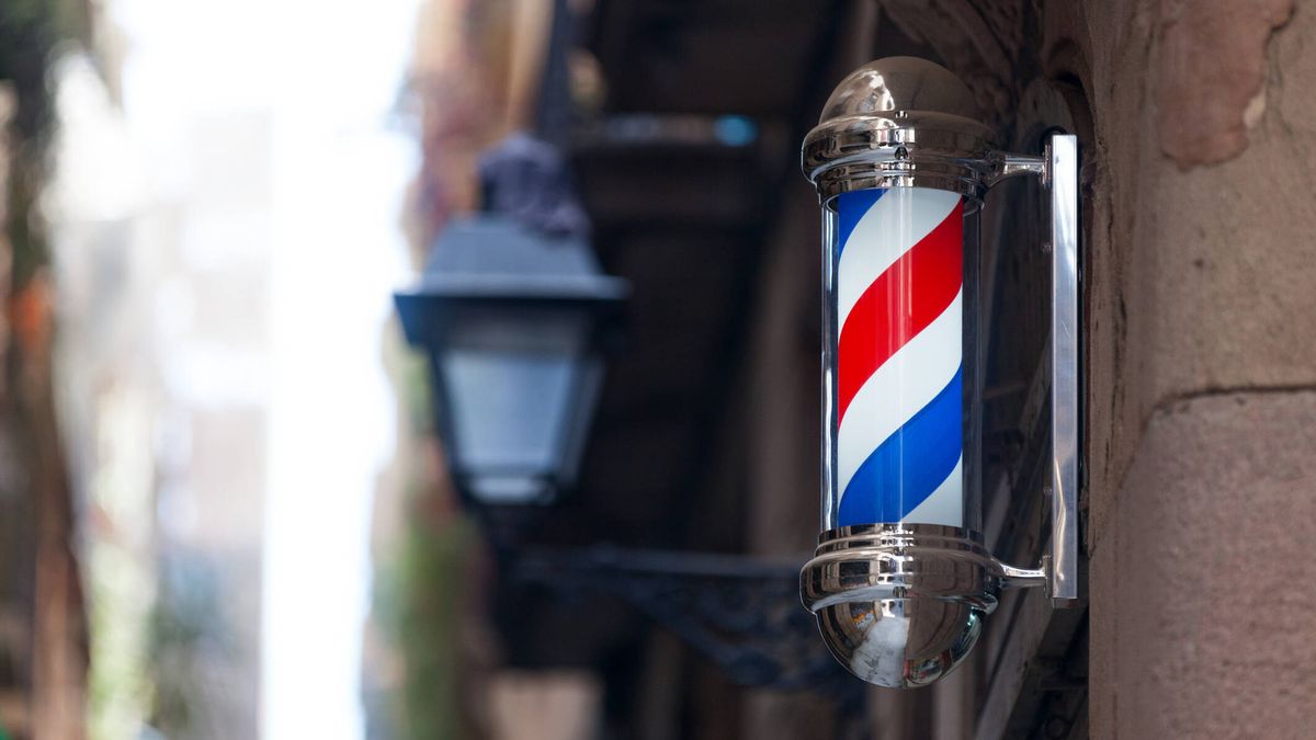 ¿Qué significa el poste de colores en muchas peluquerías y barberías? Esta es su historia