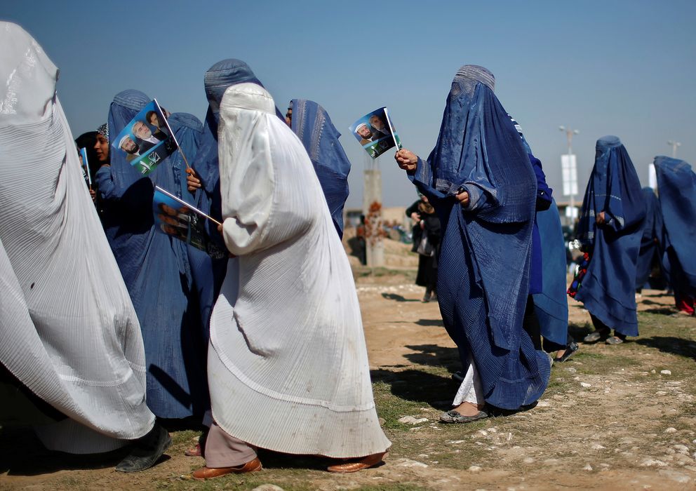 Foto: Mujeres afganas llegan a un mitin electoral en Mazar-i-Shariff, al norte de Afganistán (Reuters).