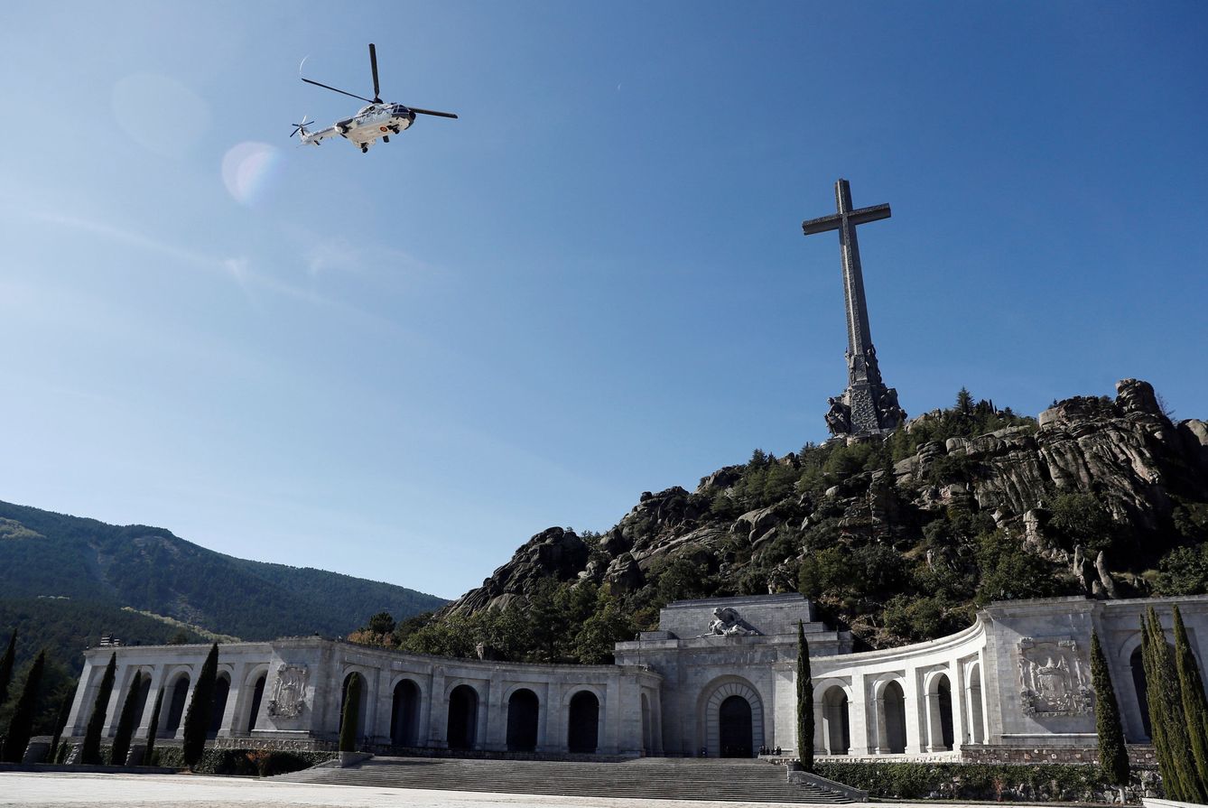 Evacuación de los restos de Franco del Valle de los Caídos. (EFE)
