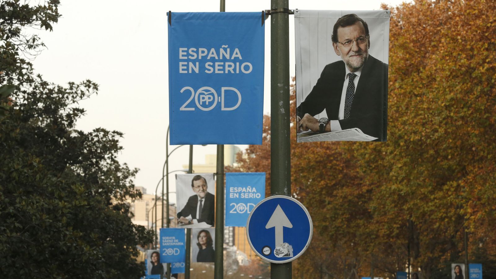 Foto: Carteles electorales del PP en el Paseo del Prado de Madrid durante la pasada campaña. (EFE)