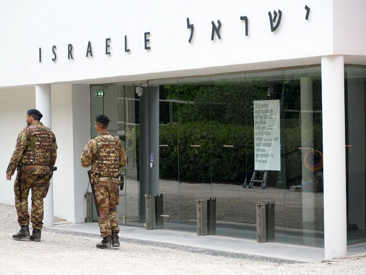 Foto: Soldados italianos patrullan delante del pabellón israelí en la Bienal de Venecia (EFE)
