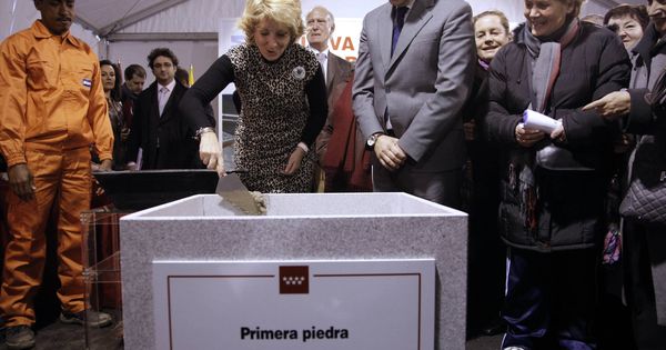 Foto: Esperanza Aguirre, poniendo la primera piedra del fallido tren a Torrejón en febrero de 2011.