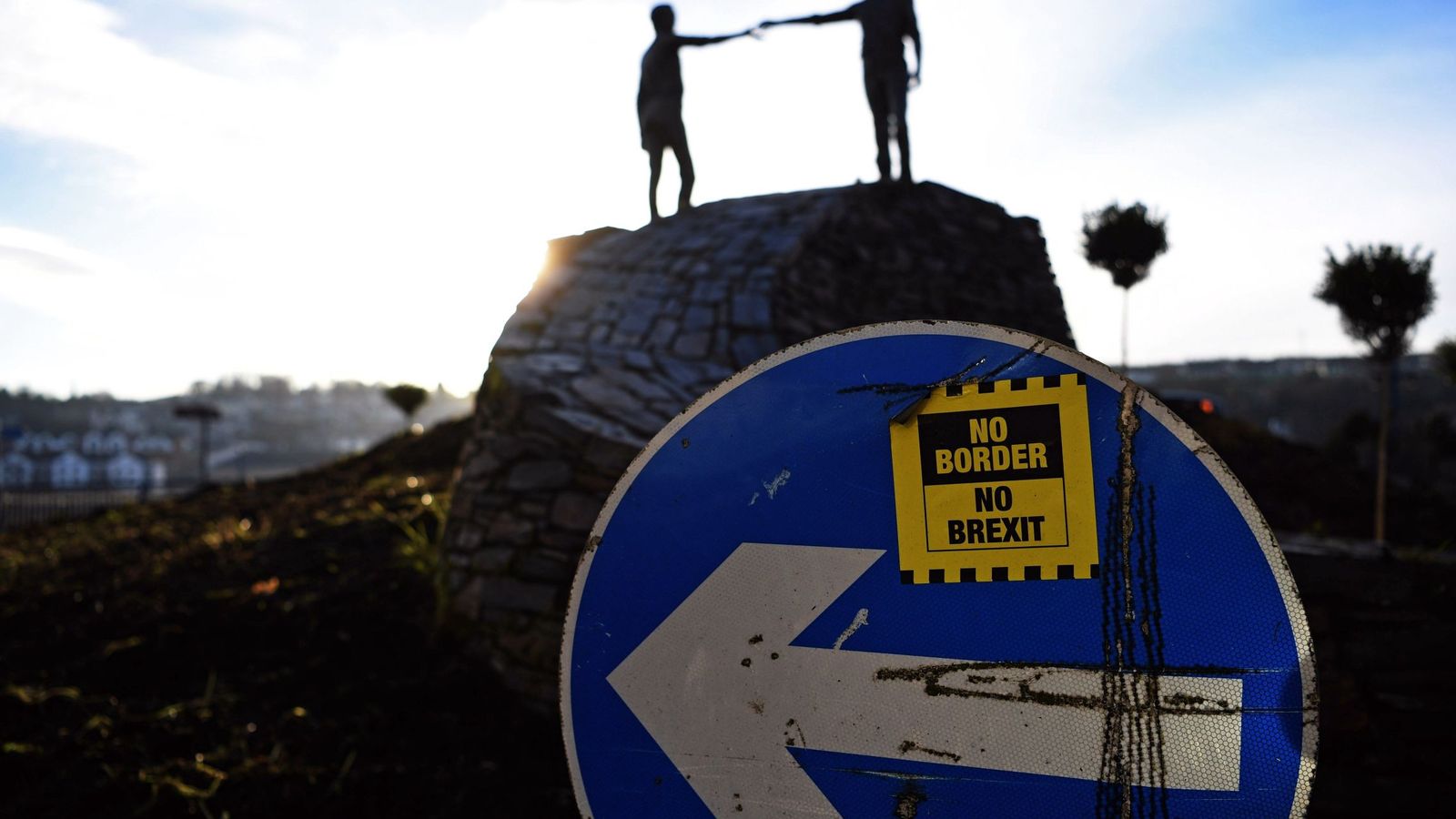 Foto: Una pegatina contra el Brexit en la frontera de Irlanda del Norte. (EFE)