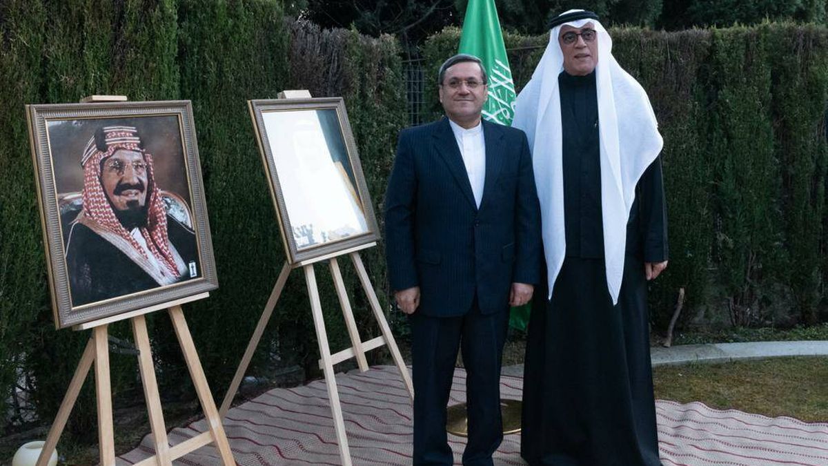 El embajador de Irán asiste por primera vez a la cena de Ramadán en la embajada de Arabia Saudí
