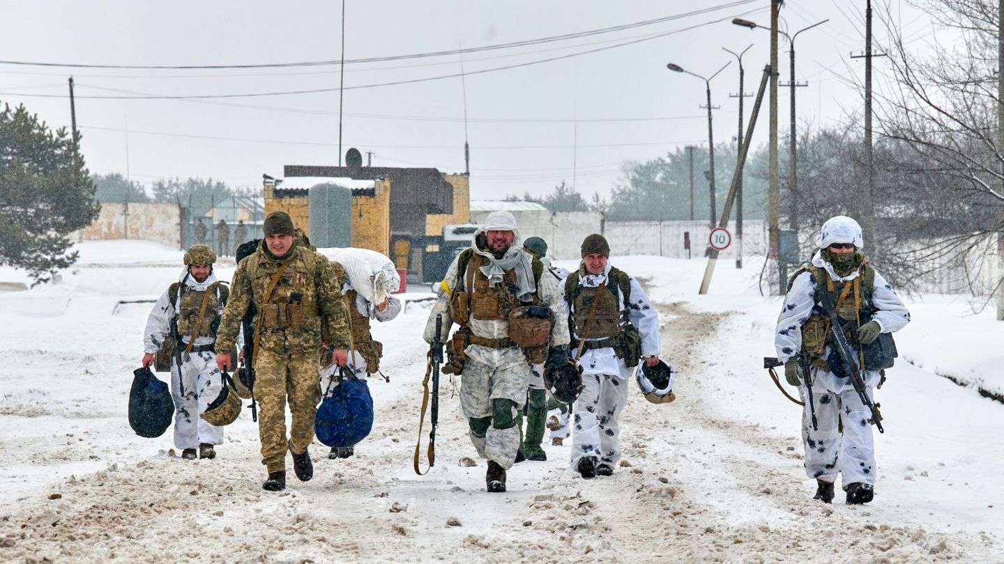 Militares de las Fuerzas Armadas de Ucrania se preparan para participar en un simulacro cerca de la aldea de Klugino-Bashkirivka, cerca de la ciudad de Kharkiv, en el este de Ucrania, el 31 de enero. (EFE/Sergey Kozlov)