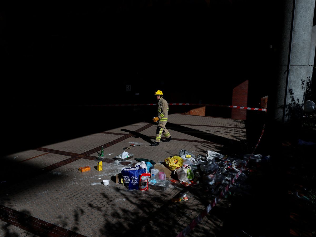 Foto: Un bombero examina los escombros dejados por los manifestantes en el campus de la Universidad Politécnica (Reuters)