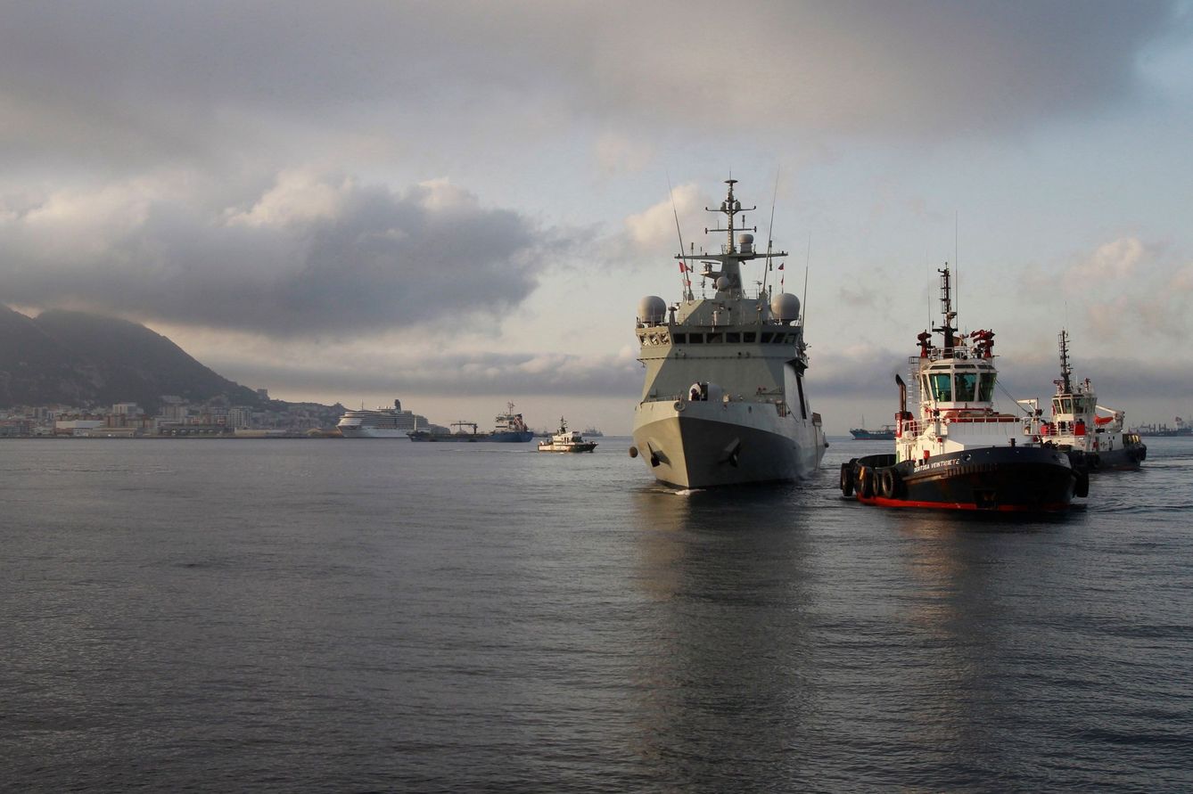 El buque Audaz de la Armada española con quince migrantes a bordo. (EFE)