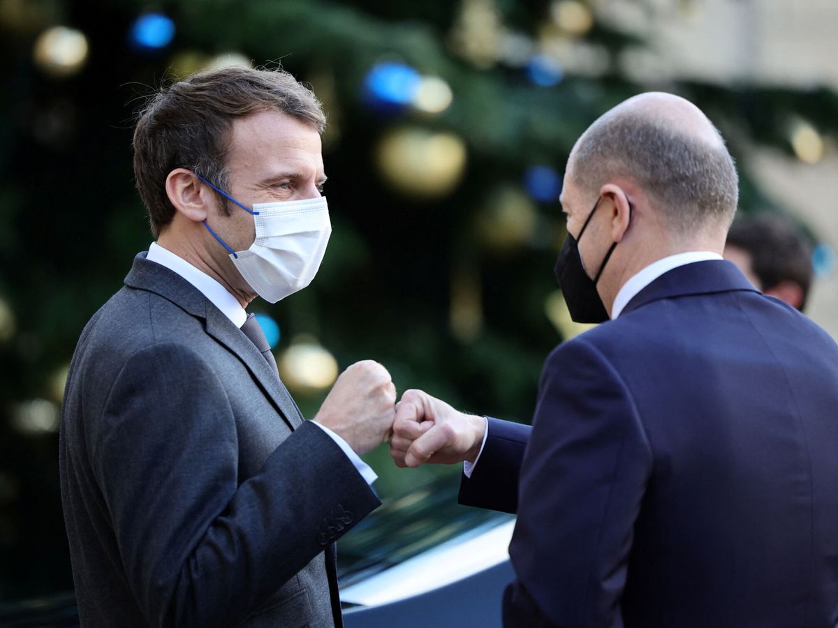 Foto: Emmanuel Macron y Olaf Scholz chocan los puños. (Reuters/Sarah Meyssonnier)