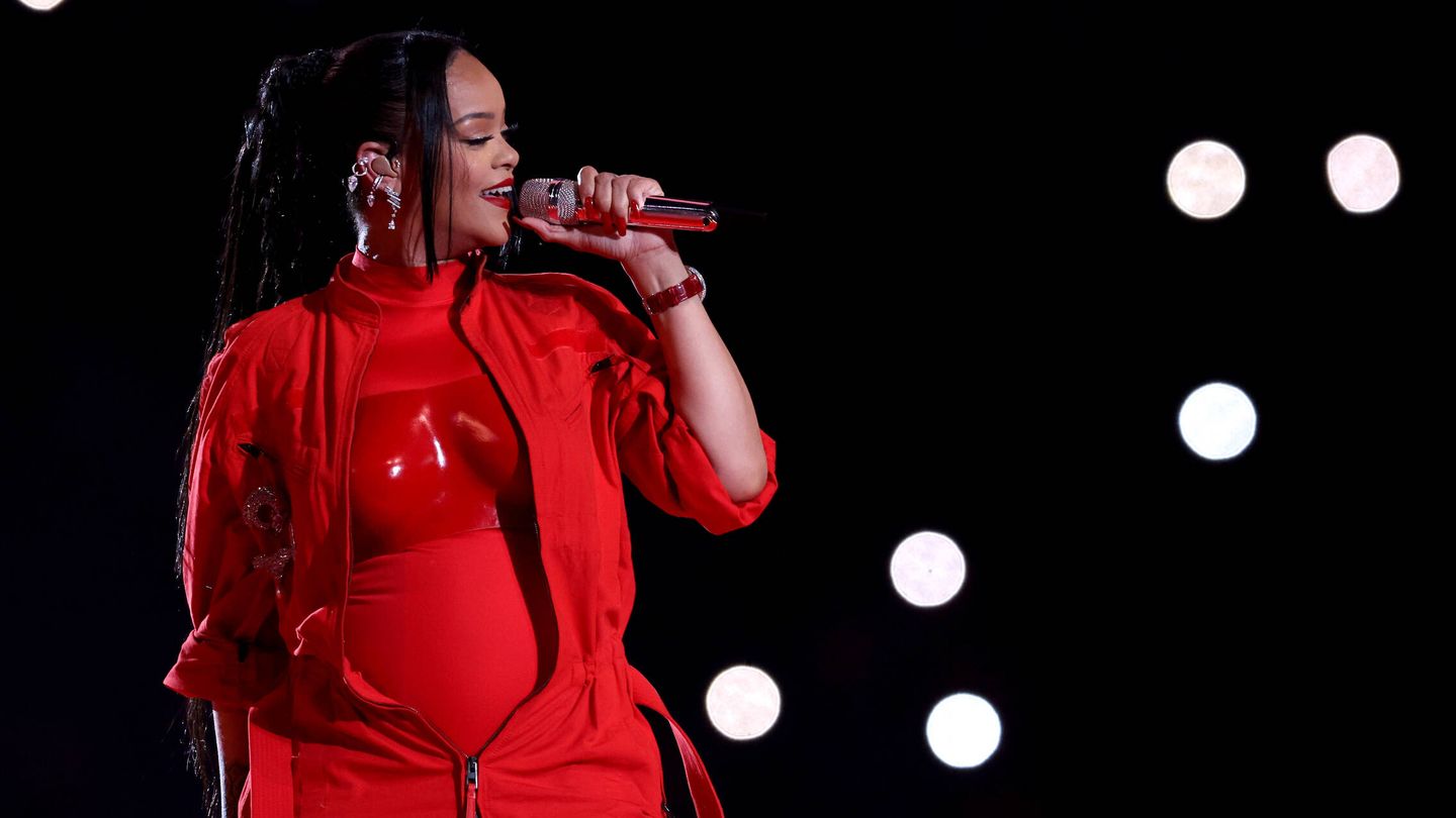 Rihanna presume de embarazo durante su actuación en la Super Bowl. (Getty)
