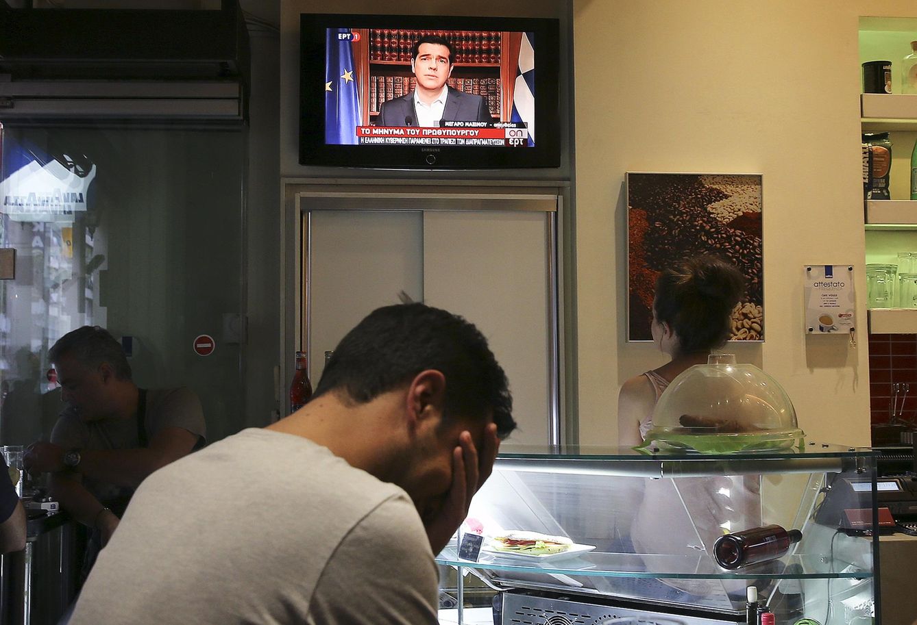 Foto: Un griego reacciona en una cafetería durante la intervención de Tsipras, en Atenas, el 1 de julio de 2015 (Reuters). 