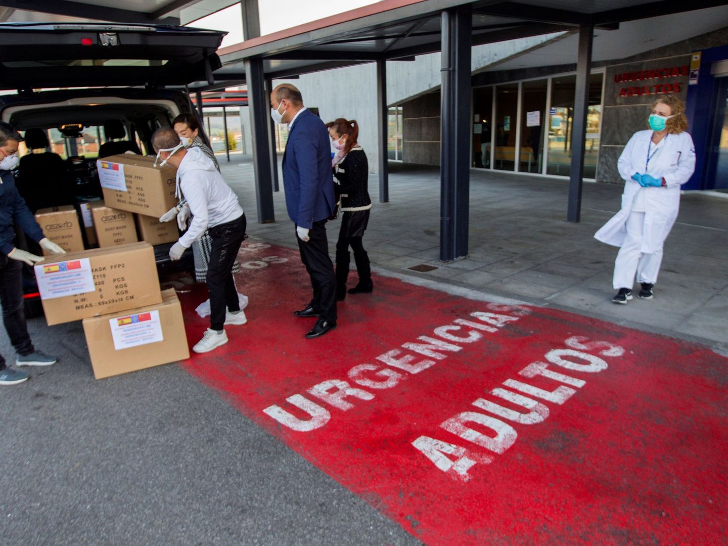 Representantes de la comunidad china en Asturias, a la entrada de las urgencias del hospital de Asturias donde donaron mas de 3.500 mascarillas 