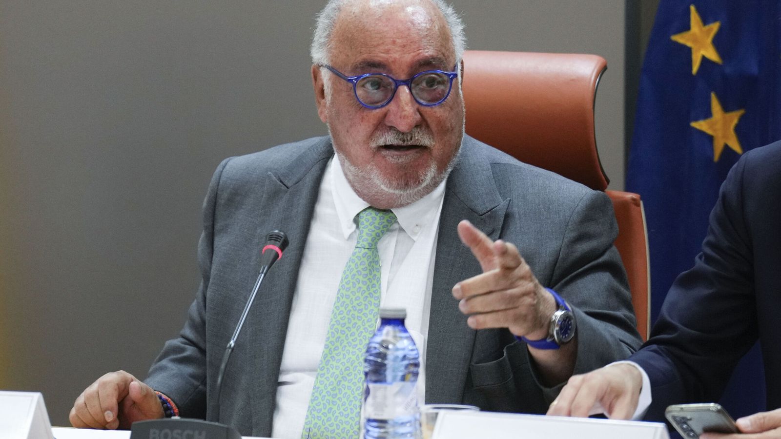 La tajante afirmación de Pere Navarro, director de la DGT, sobre si la baliza V16 dejará de ser obligatoria: "Fake news. Mentira"