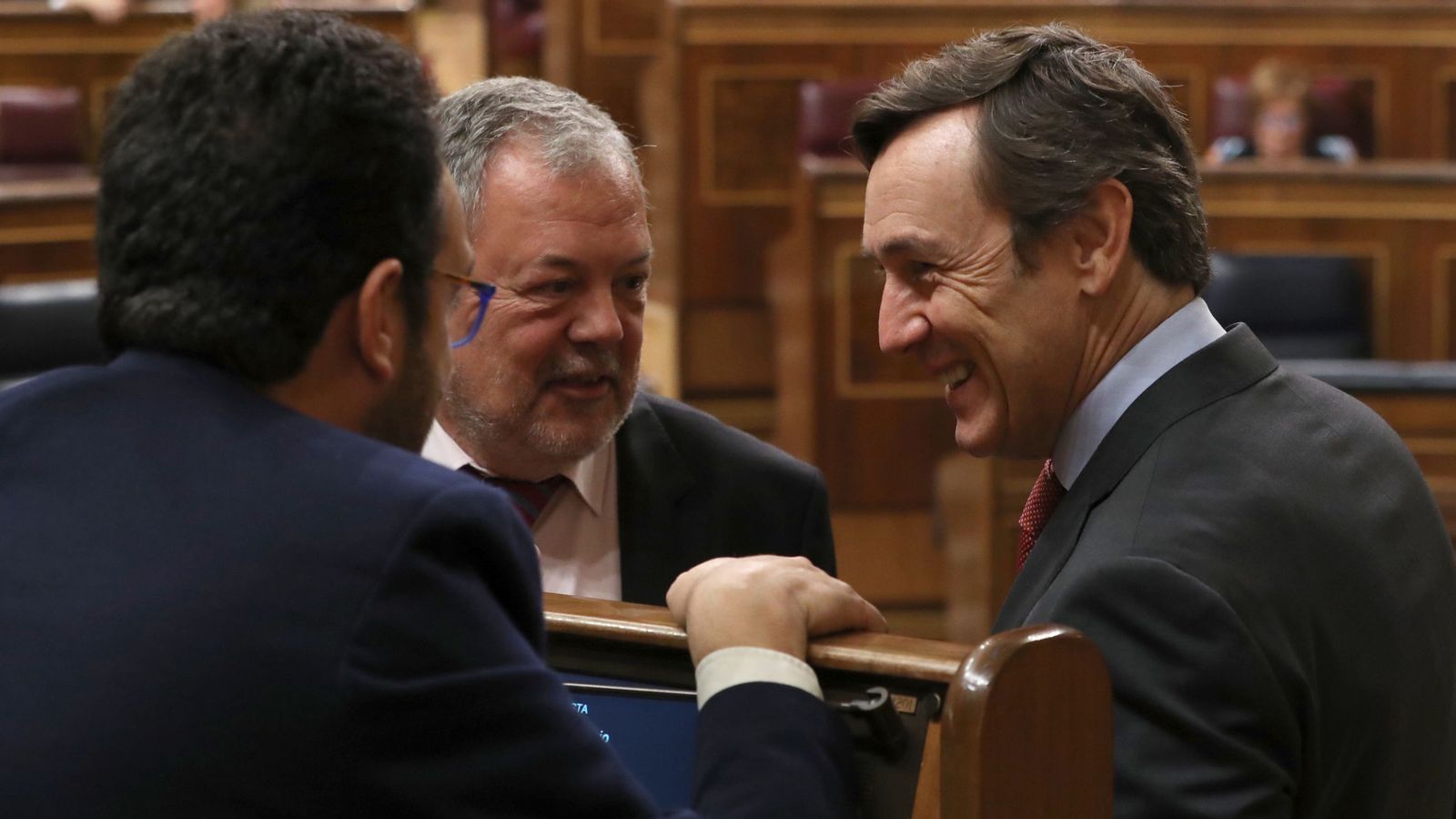 Foto: Los portavoces del PP y del PSOE en el Congreso, Rafael Hernando (d), y Antonio Hernando, conversan en presencia del diputado del PNV Pedro Azpiazu durante el pleno. (EFE)