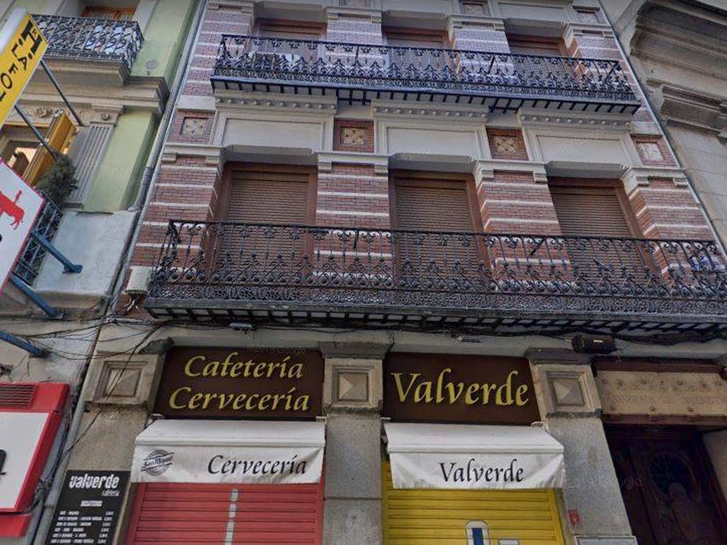 Fachada del Bar Valverde en Madrid. 