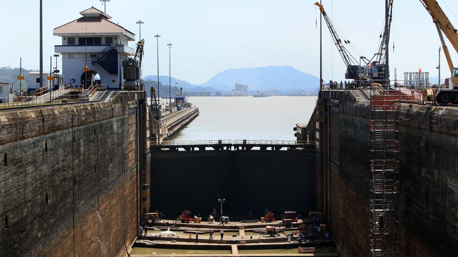 Foto: Una imagen de archivo de las labores de mantenimiento del Canal de Panamá (EFE)