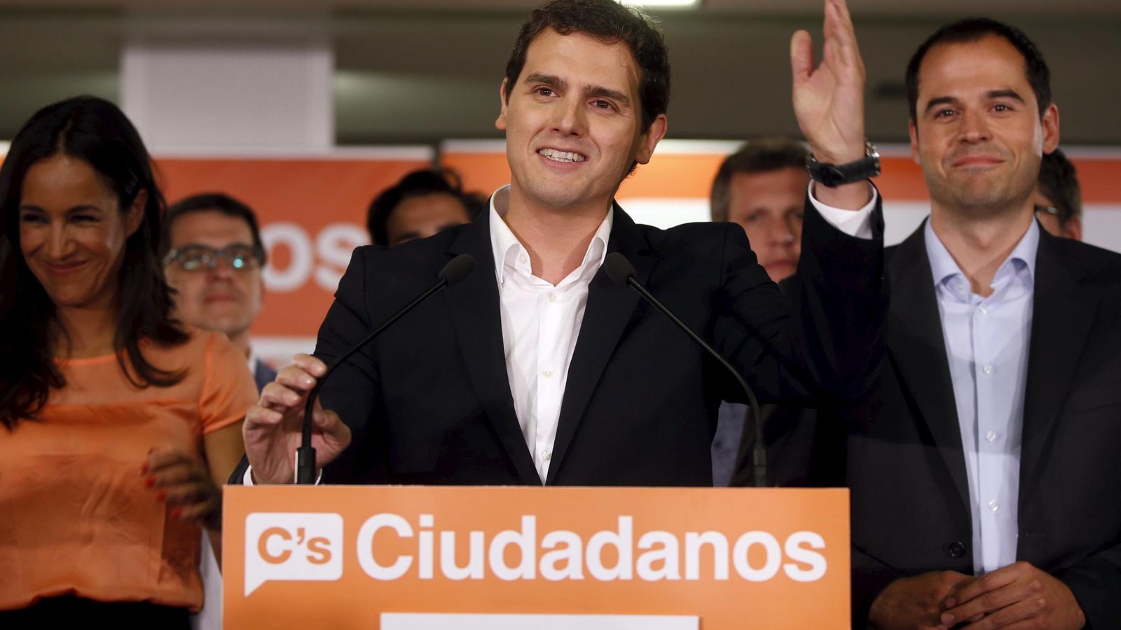 Foto: Albert Rivera valora los resultados junto a Begoña Villacís e Ignacio Aguado. (Reuters)