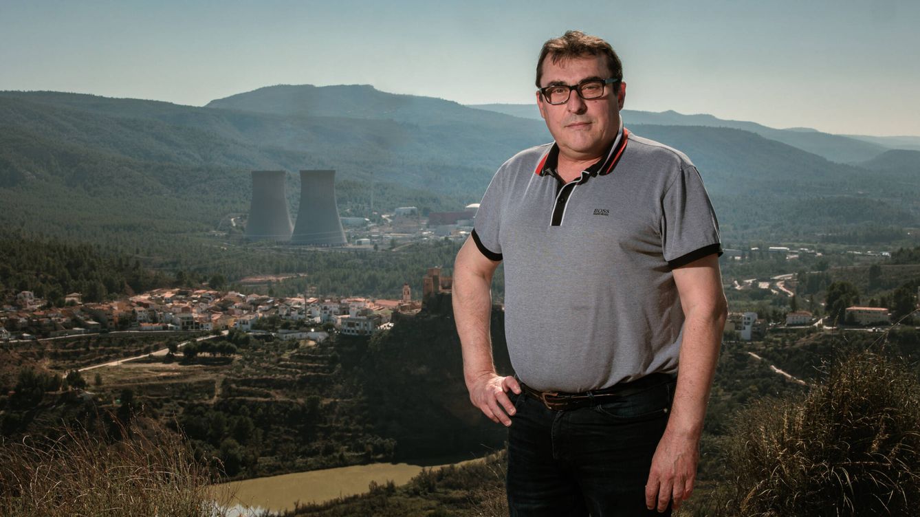 Foto: El alcalde de Cofrentes, Salvador Honrubia, con la central nuclear de fondo. (Biel Aliño)