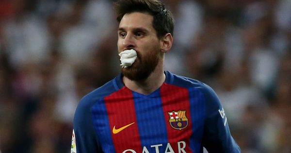 Foto: Con un ojo morado y la boca ensangrentada, Messi es igual de decisivo. (Reuters)