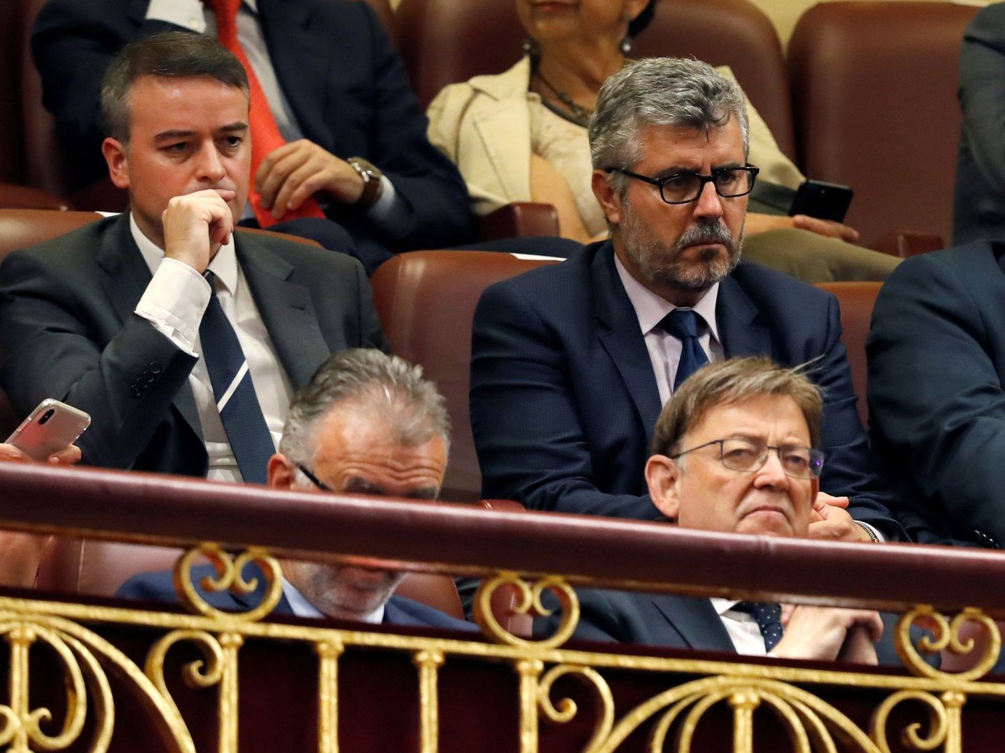 Iván Redondo, a la izquierda, en la tribuna del Congreso de los Diputados. (EFE)
