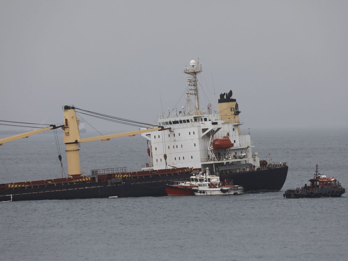 Foto: EL buque chocó con otro al realizar una maniobra. (EFE/A. Carrasco Ragel)