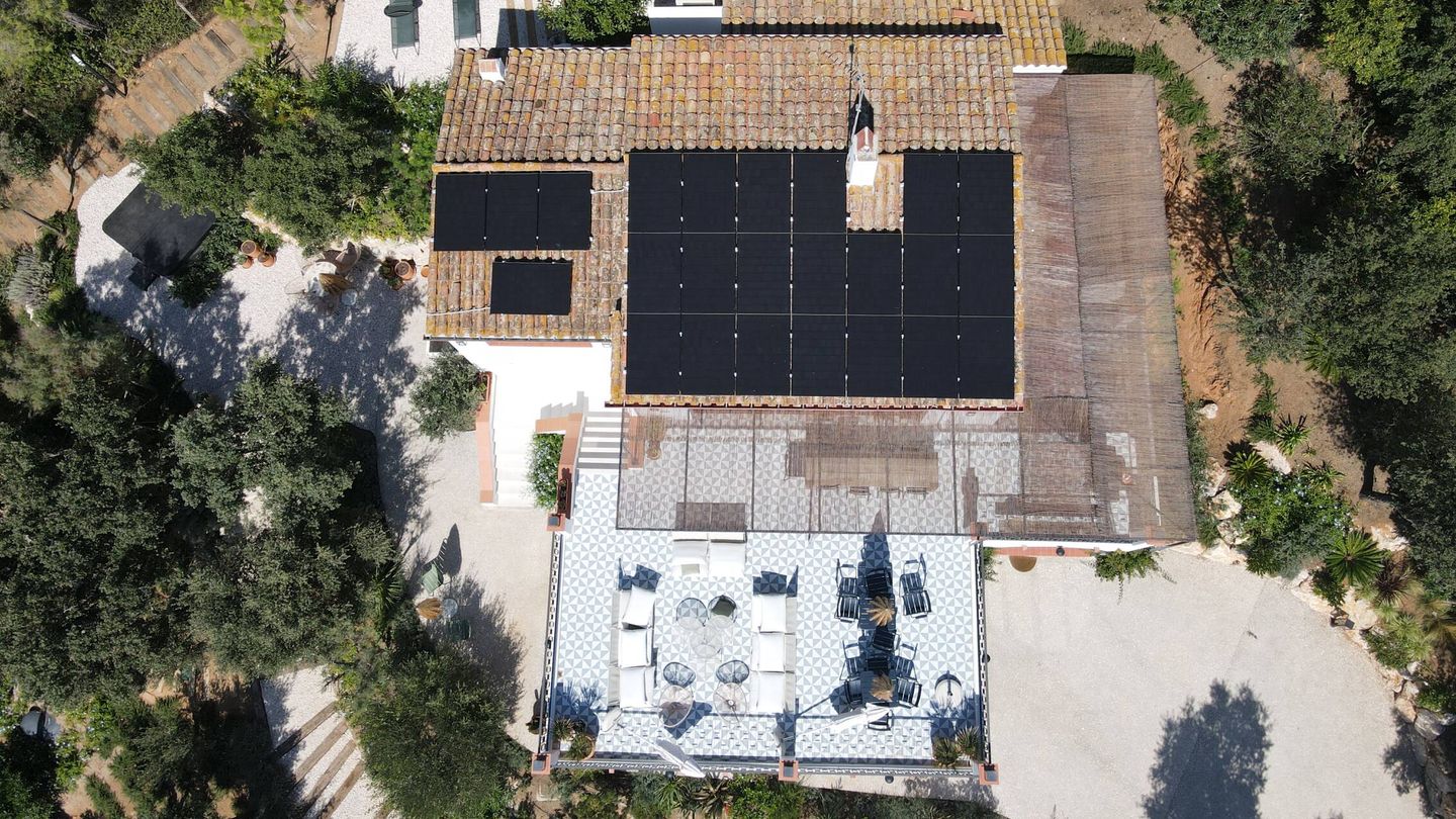 Vista aérea de varios paneles solares en el tejado de una casa. | SolarMente