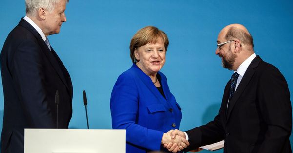 Foto: La canciller alemana y líder de la Unión Cristianodemócrata (CDU), Angela Merkel (c), su socio conservador bávaro Horst Seehofer (i), y líder socialdemócrata, Martin Schulz (d). (EFE)